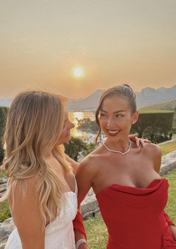 Paddy Noarbe con vestido rojo en la preboda con Marcos Llorente