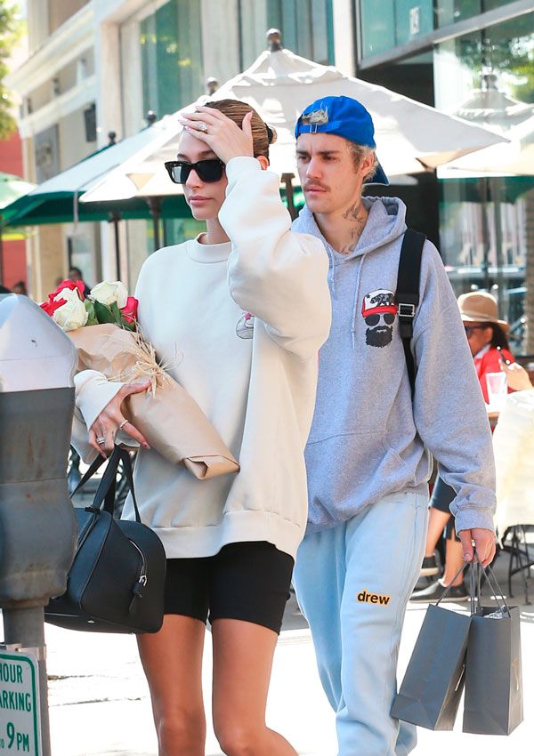 Hailey Baldwin con ramo de rosas