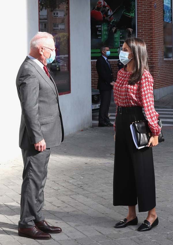 Reina Letizia con blusa estampada