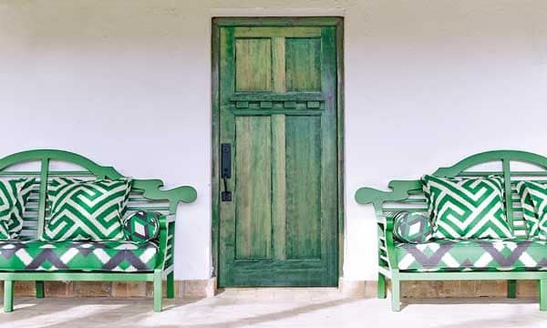 Efectista y llena de poder visual, así es la colección Tierra de Gastón y Daniela. Motivos geométricos, escalas contrapuestas y el uso del verde y el blanco definen esta propuesta decorativa.
