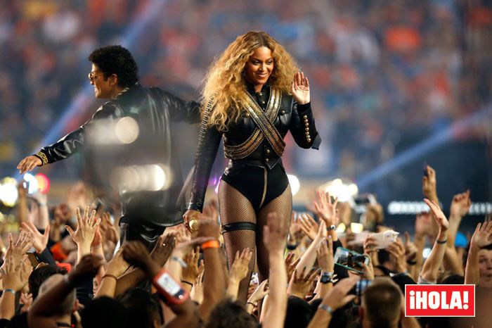 Aunque Beyoncé sufrió un pequeño tropiezo, no tardó en arreglarlo convirtiéndolo en un artístico paso de baile
