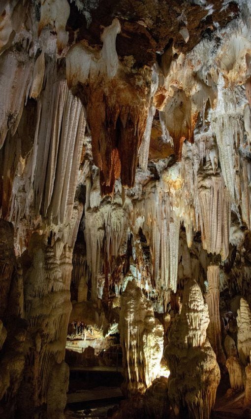 estalactitas y estalagmitas en la cueva del guila en arenas de san pedro vila