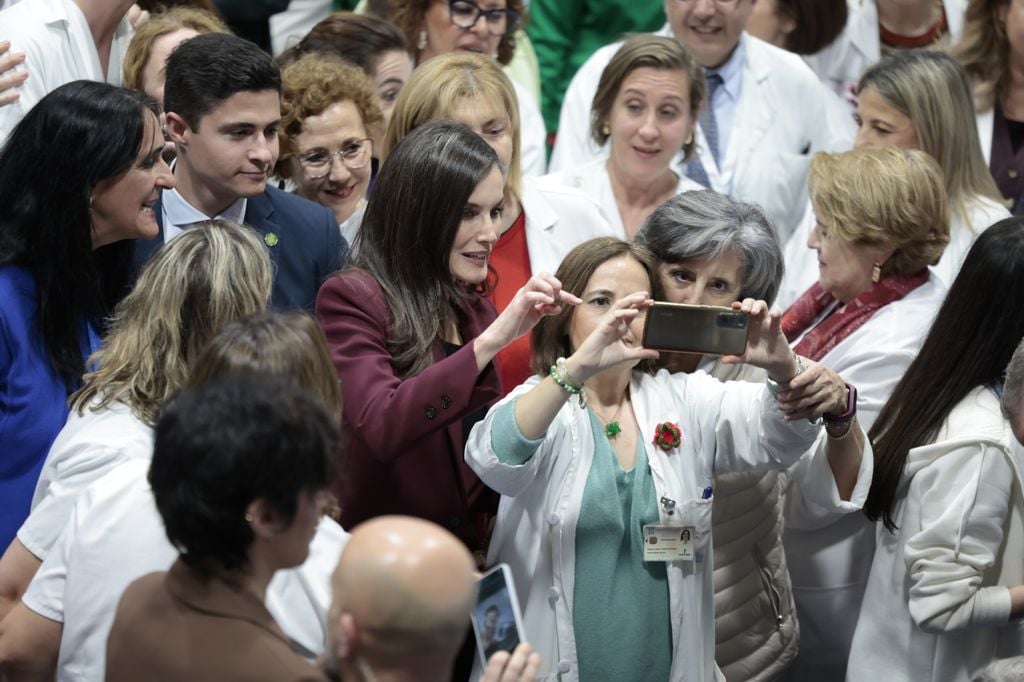 Los reyes Felipe y Letizia visitan el hospital de Parapléjicos de Toledo 