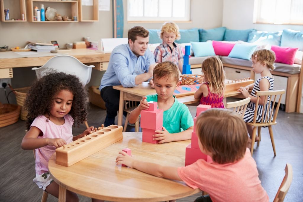 Clase de niños con método Montessori