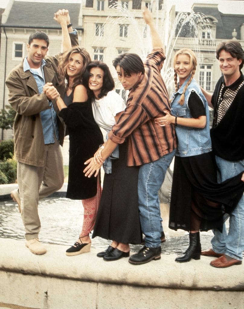 FRIENDS, from left, David Schwimmer,   Jennifer Aniston,  Courteney Cox, Matt LeBlanc, Lisa Kudrow, Mathew Perry,  (1994 photo).