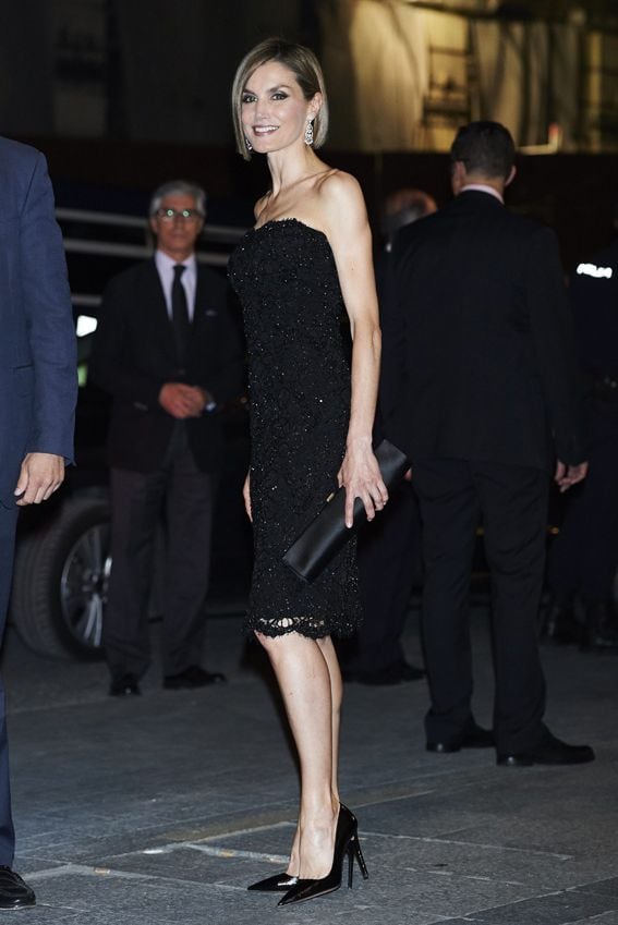 La soberana estaba muy elegante con un vestido negro palabra de honor y zapatos con mucho tacón
