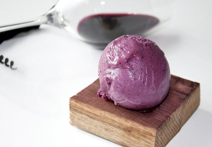 En la imagen, algunos de los originales helados que actualmente están a la venta en 'dellaSera'. De arriba abajo y de izquierda a derecha: Helado de racimos de uva de la variedad graciano; Helado de lías de vino blanco (su sabor está a mitad de camino entre el yogur y una crema tipo 'Baileys'); Helado de sombra de higuera, elaborado a partir de brotes tiernos de las hojas de las higueras; y Helado 'choco-barrica', paya cuya elaboración de emplea una técnica en la que intervienen barricas donde ha envejecido vino de La Rioja.
