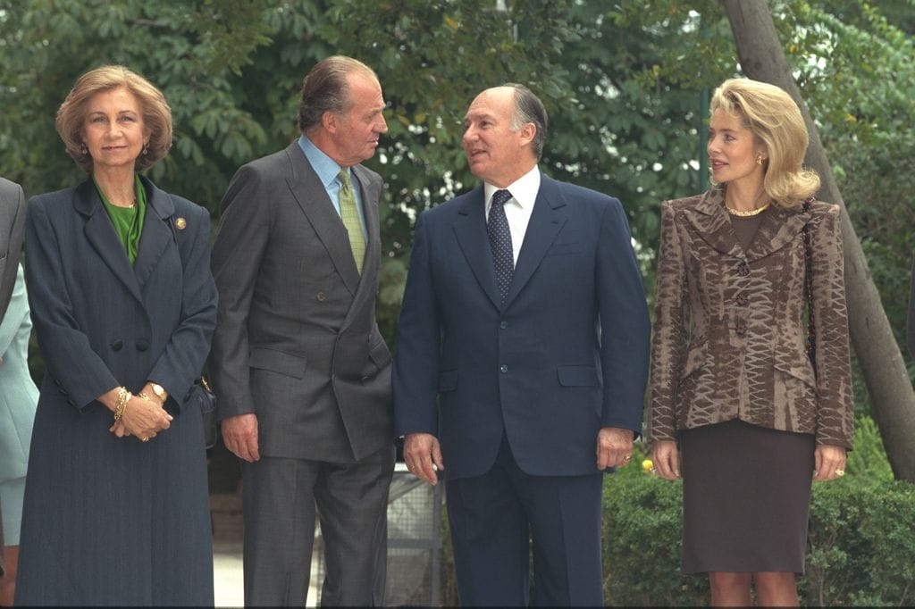 Aga Khan y la Begum Inaara (su mujer entre 1998 y 2011) con lo reyes don Juan Carlos y doña Sofía en un actor de la Fundación por el Legado Andalusí