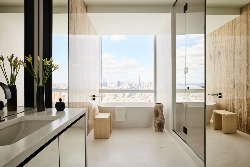 Elegante y señorial: una bañera con vistas sobre una tarima elevada