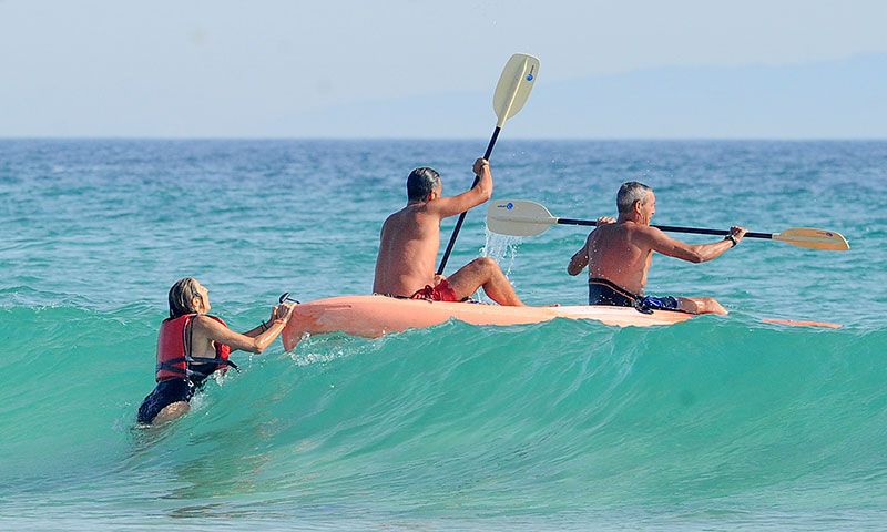 paz padilla intentando subir al kayak