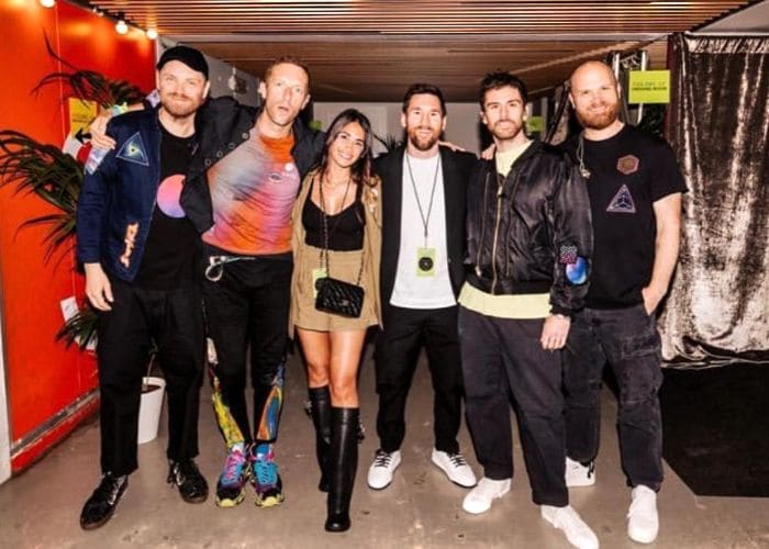 Antonela Roccuzzo y Leo Messi con los miembros de Coldplay