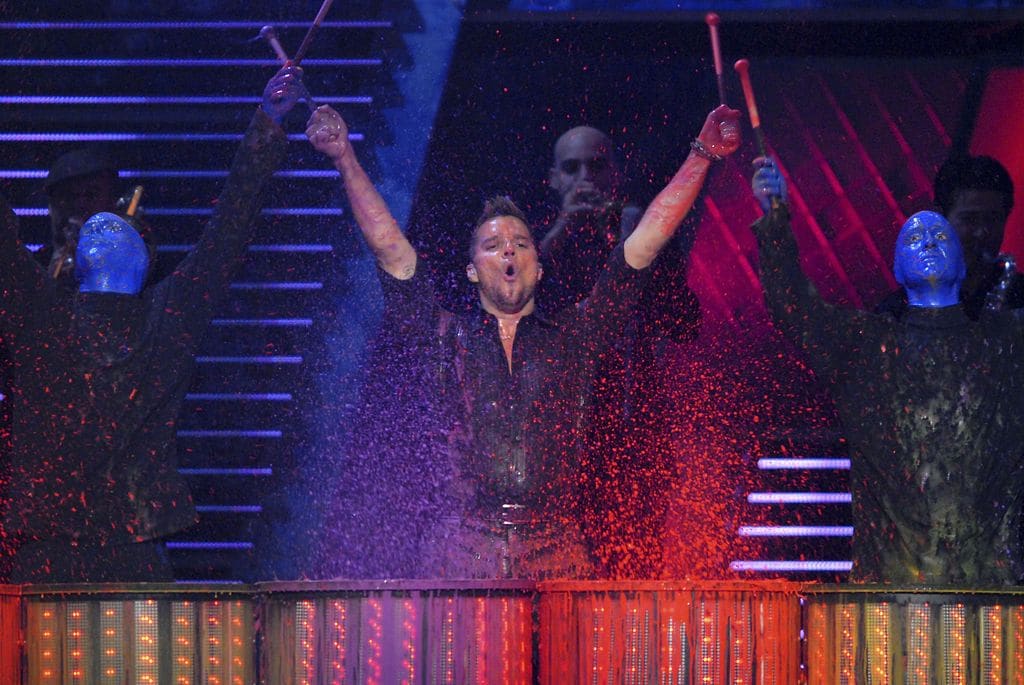 Ricky Martin y Blue Man Group en el Latin GRAMMY de 2007 en Las Vegas.