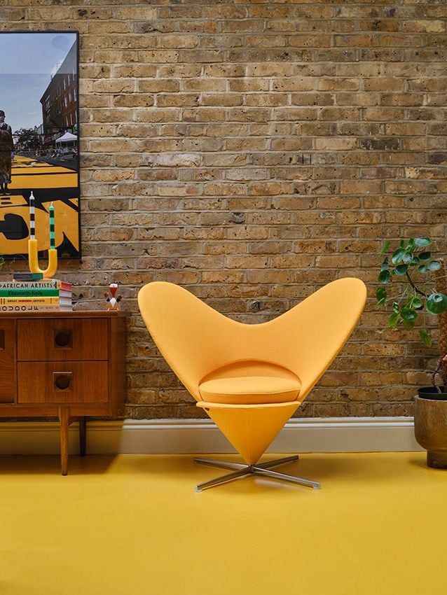 Silla de estilo moderno en color amarillo con un aspecto casi escultórico