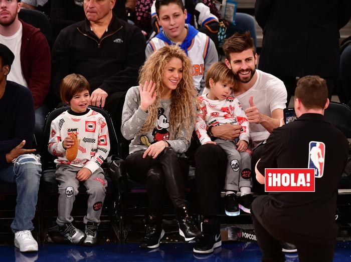 Shakira y Piqué con sus hijos