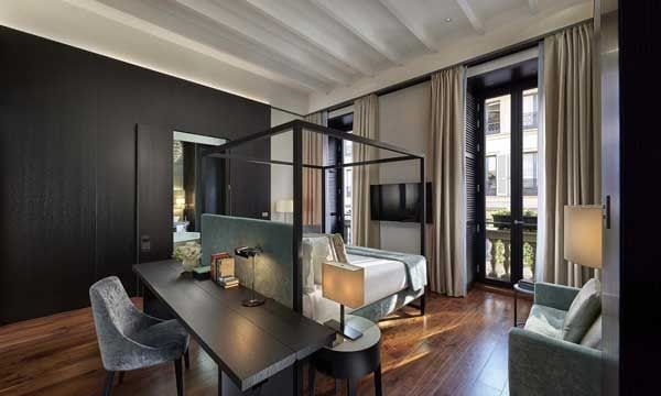 Las camas con dosel se integran a la perfección en este tipo de estilo, como ocurre en en este dormitorio del Hotel Mandarin Oriental Milán, decorado por B&B Italia y Maxalto (bebitalia.com).
