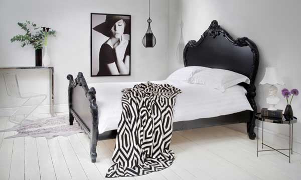 Seductor y muy 'chic', este cabecero –y piecero– tallado a mano con motivos franceses, es una verdadera delicia estética. De The French Bedroom (frenchbedroomcompany.co.uk).
