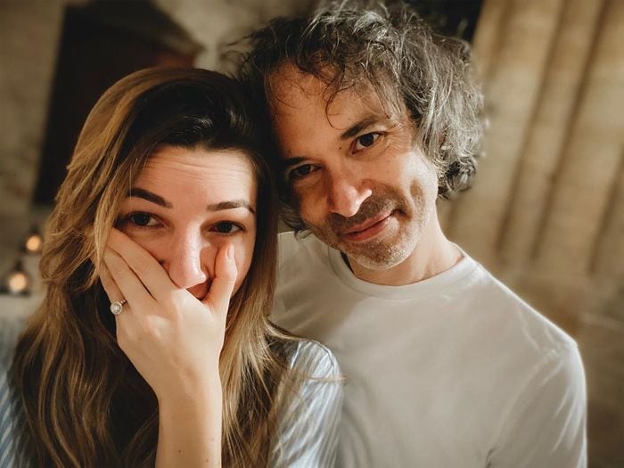 JamesRhodes y su novia, Micaela Breque, que acaban de comprometerse