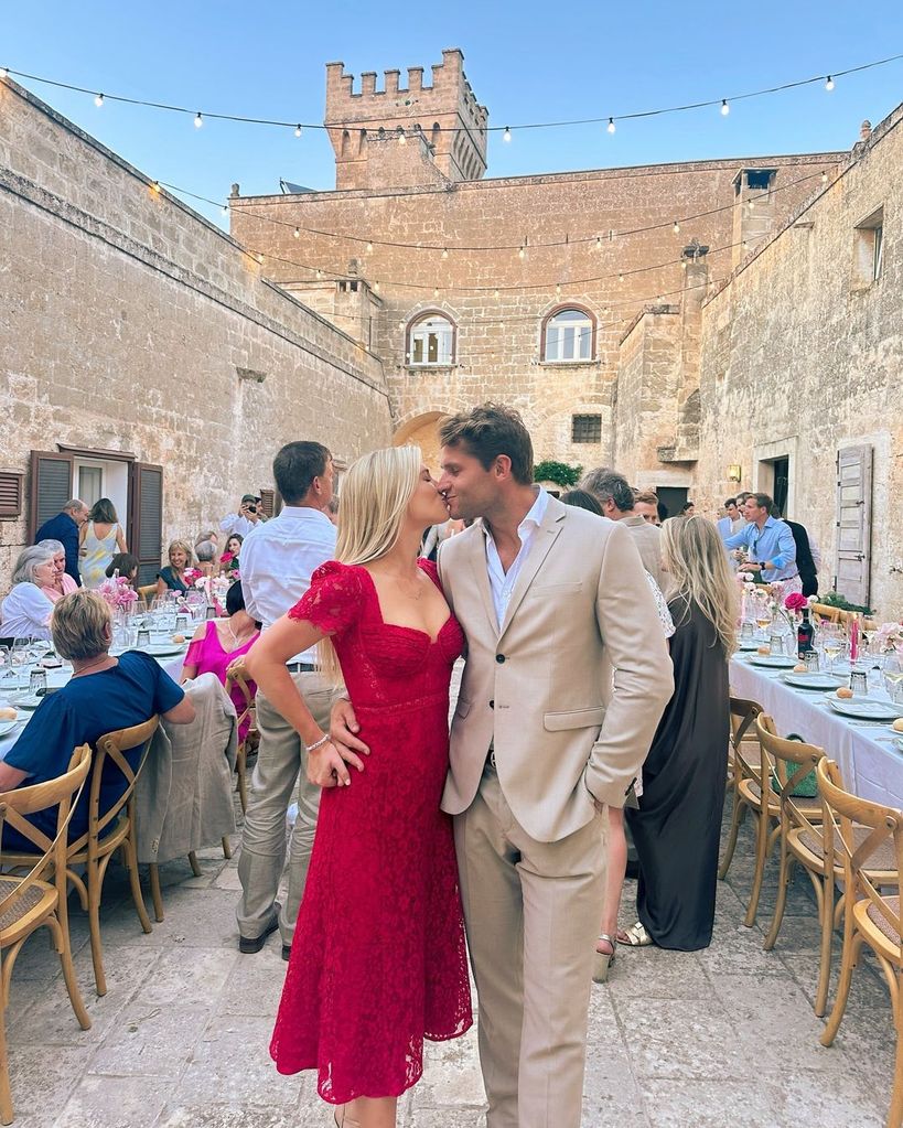 Amelia Spencer en una boda en Italia