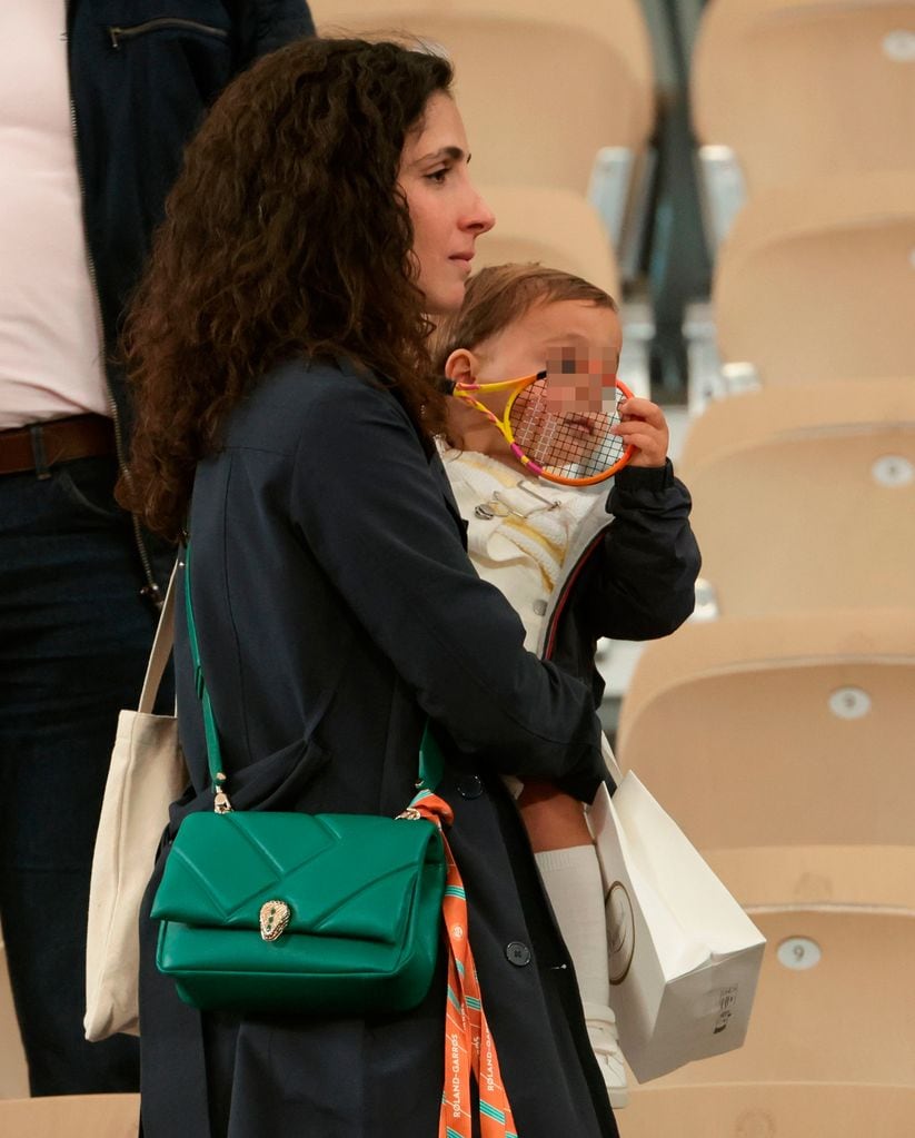 Mery Perelló con su niño, que lleva una raqueta de juguete en las manos