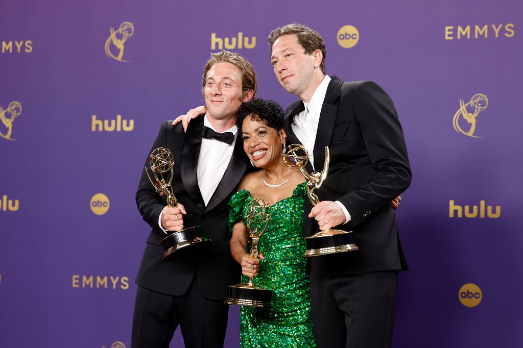 Jeremy Allen White, Liza Colón-Zayas y Ebon Moss-Bachrach, ganadores en los Emmy por 'The Bear', 15 de septiembre de 2024 en Los Ángeles