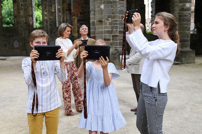 Los Reyes de Bélgica y sus hijos comienzan sus vacaciones de verano