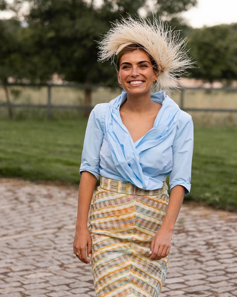 Invitada con look de dos piezas