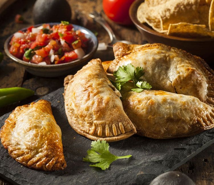 Empanadillas de pollo con picadillo de tomate