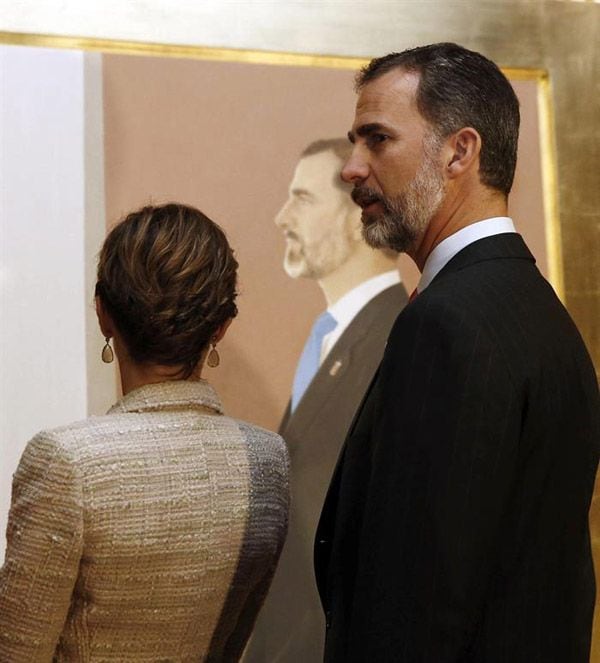 Don Felipe y doña Letizia observan el retrato del soberano, un óleo sobre lienzo de 133 por 100 centímetros que muestra al monarca de perfil
