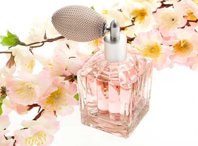 imagen de un frasco de perfume con flores de almendro