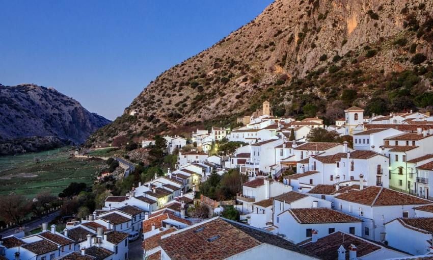 amanecer en villaluenga del rosario un pueblo blanco de cadiz