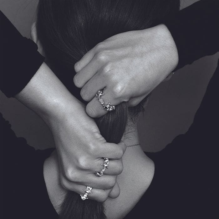 Mujer con anillos de plata