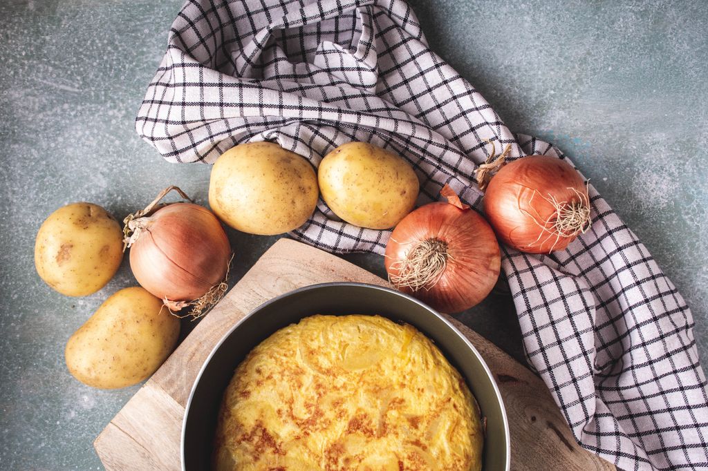 Los ingredientes de la tortilla de la patata son sencillos y económicos.