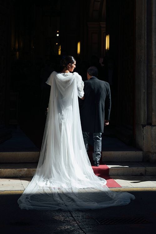 Vestido de novia con capa de Helena Mareque