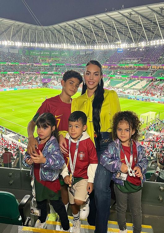 Georgina Rodríguez con sus niños en Doha 