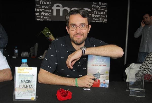 Su última novela La noche soñada recibió el premio Primavera de Novela 2014 y en octubre verá la luz su quinto libro. En la imagen, este pasado mes de abril firmando libros en Sant Jordi
