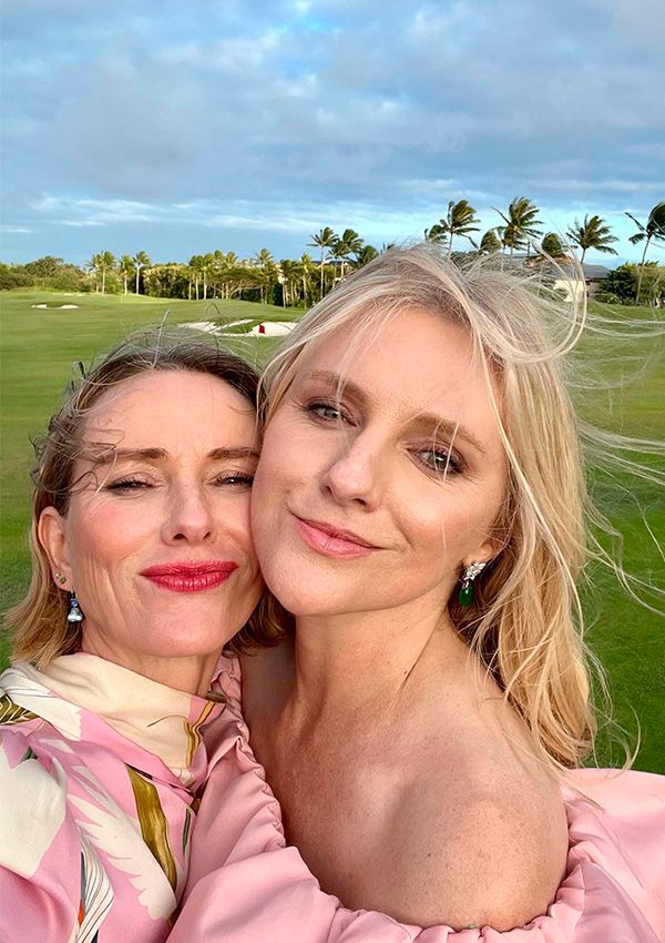 La imponente boda de Laura Brown, en Hawai y vestida de rosa Valentino