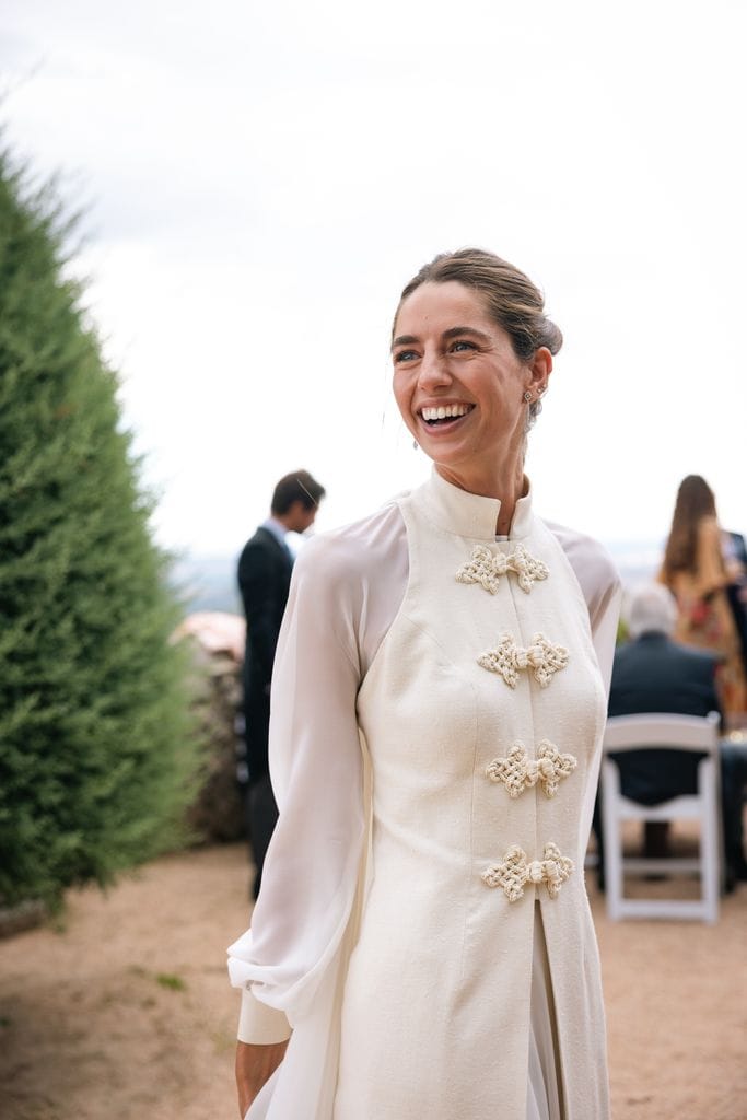 Novia con vestido con chaleco estilo vietnam