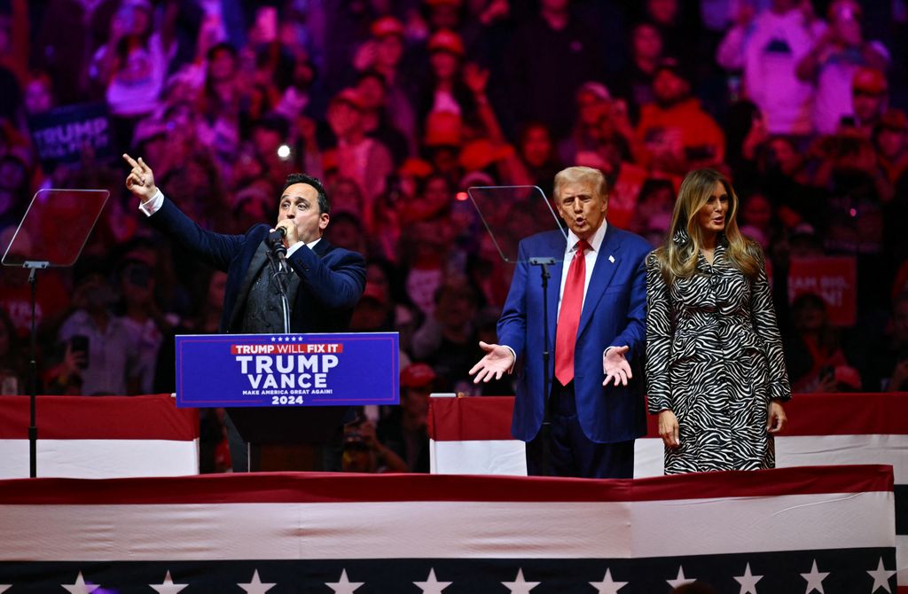 El intérprete Christopher Maccio junto a Donald y Melania Trump en el rally de Madison Square Garden en Nueva York, en octubre de 2024