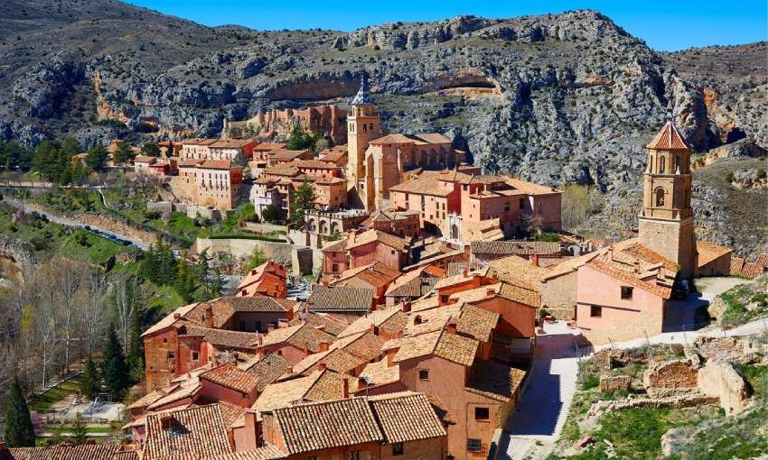 panoramica del pueblo medieval de albarracin teruel