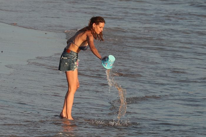 Eva González en la playa