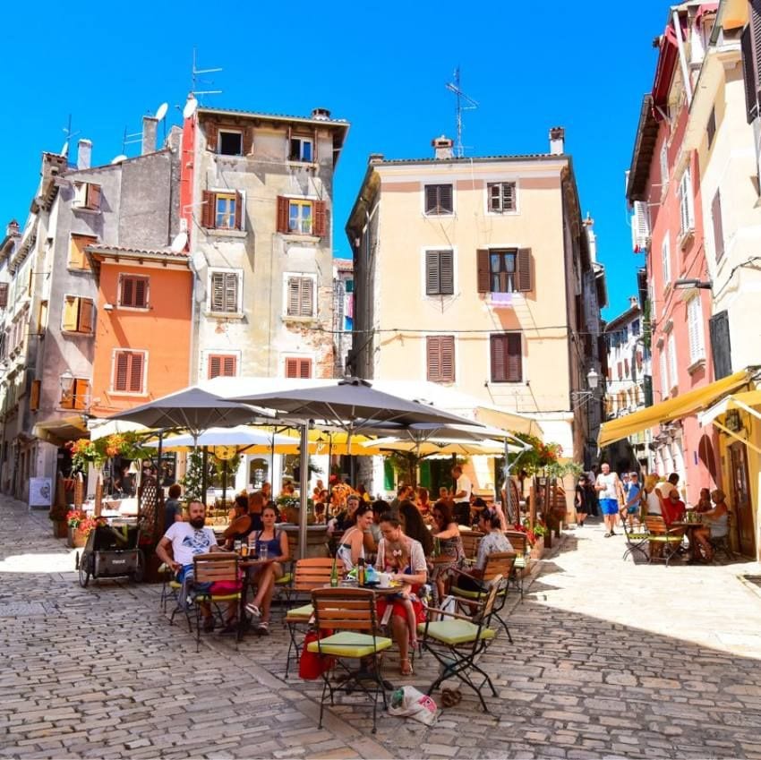 Terrazas en el casco antiguo de Rovinj, un bonito pueblo fortificado de la península de Istria.