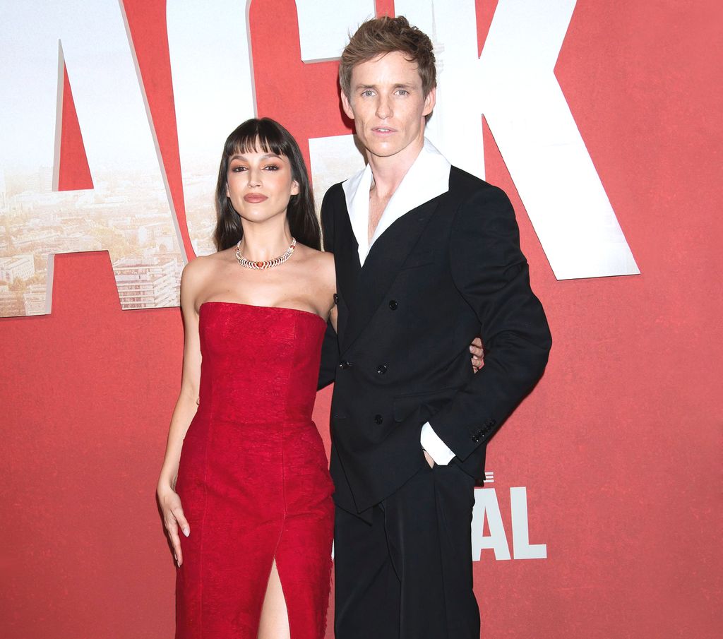 Úrsula Corberó y Eddie Redmayne en el estreno de 'The Day of the Jackal' en Nueva York el 17 de octubre de 2024