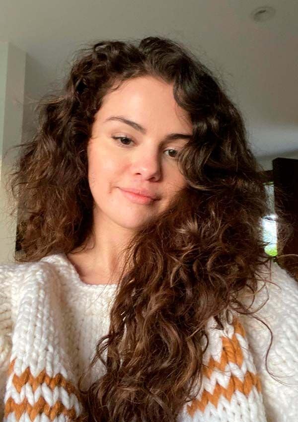 Selena Gomez con pelo largo y rizado