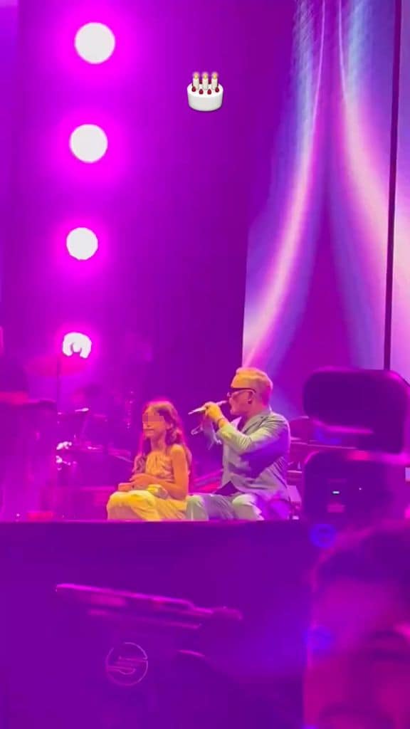 Alejandro Sanz con su hija Alma en el escenario