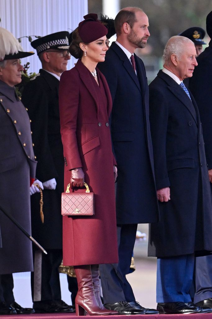 En las primeras horas del 3 de diciembre, Kate Middleton lució en su look un abrigo de Alexander McQueen, que combinó con complementos a juego.