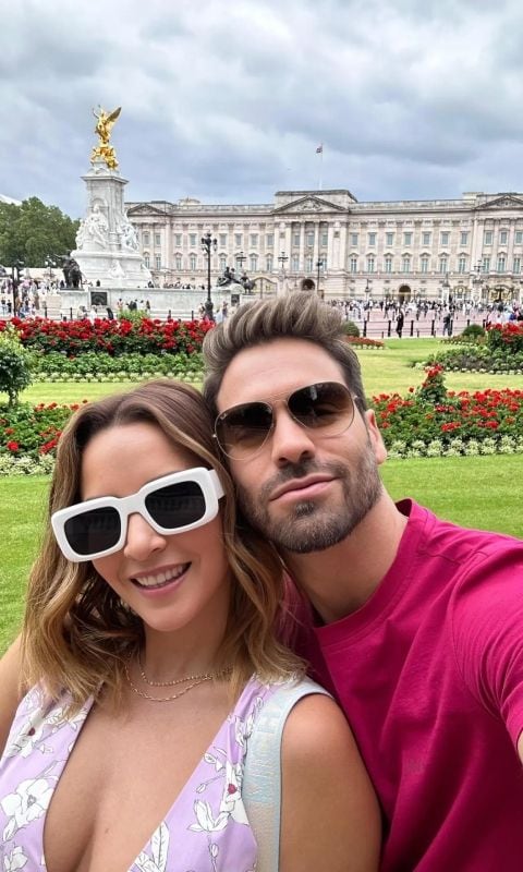 Carmen Villalobos, la protagonista de 'Café con aroma de mujer', ,junto a su novio en Londres