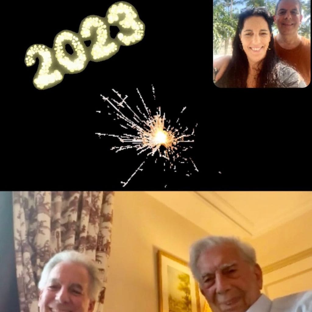 Mario Vargas Llosa recibe el 2023 con sus hijos