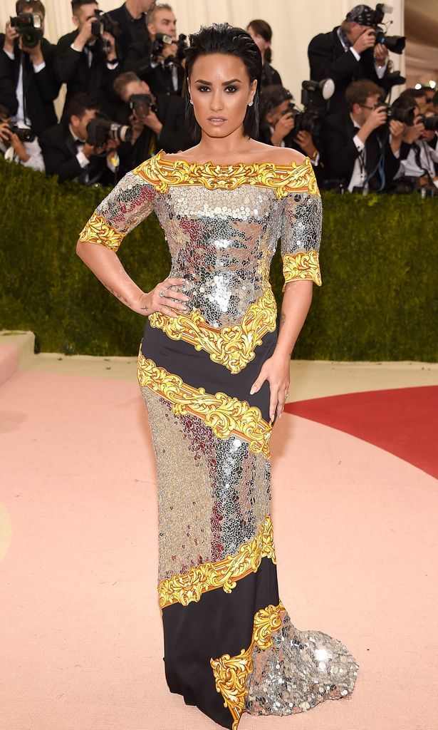 demi lovato con vestido de moschino