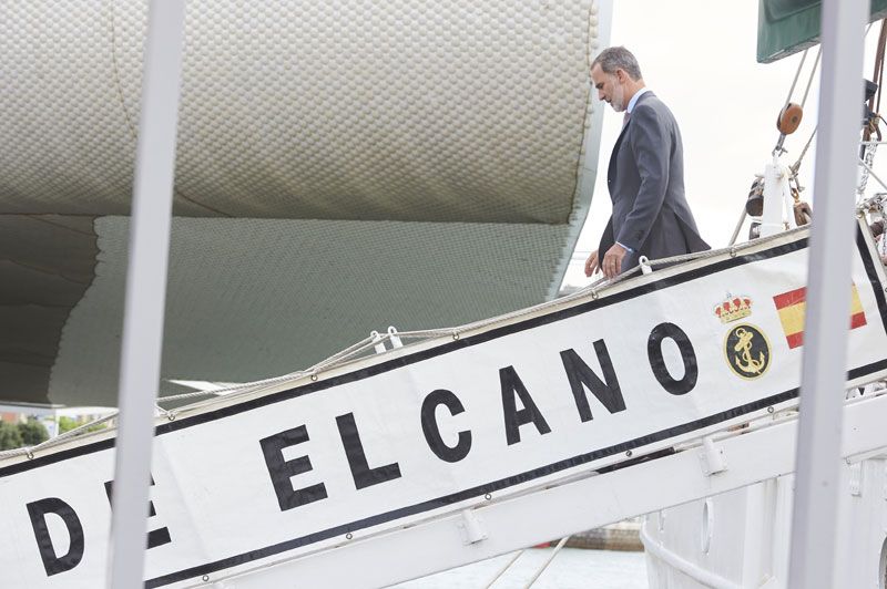 El Rey en el buque Juan Sebastián de Elcano