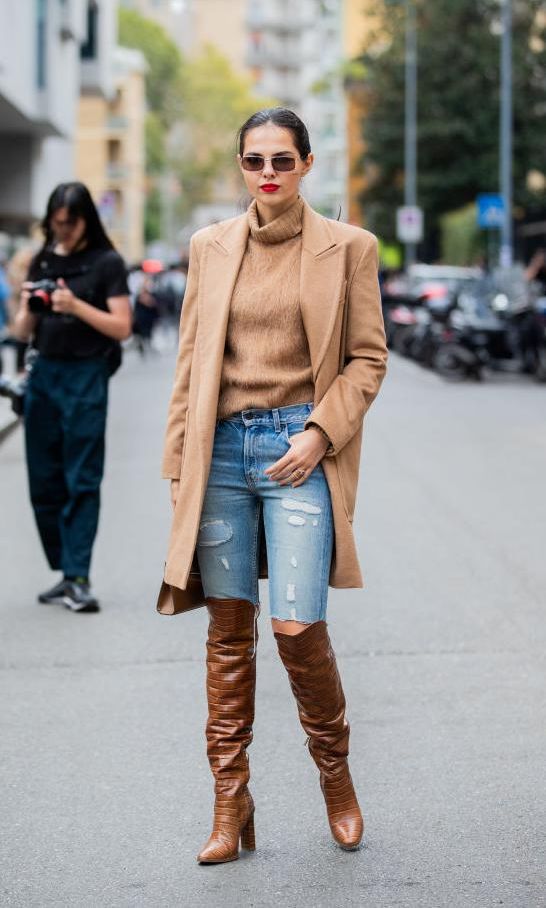 combinaci n de abrugo camel con sweater ripped denim jeans y botas altas marrones en el street style